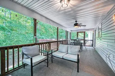 Image de Laid-back lake house with porch, deck, grill, firepit, game room, Ac, & W/D