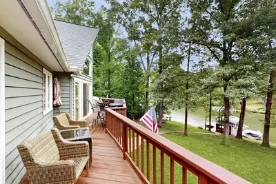 Image de Spacious waterfront escape with screened porch, water slide, kayak, & games