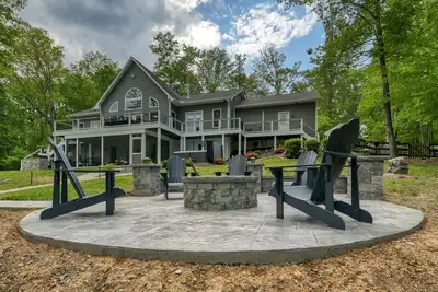 Image de Sprawling waterfront home with kayaks, game room, and hot tub