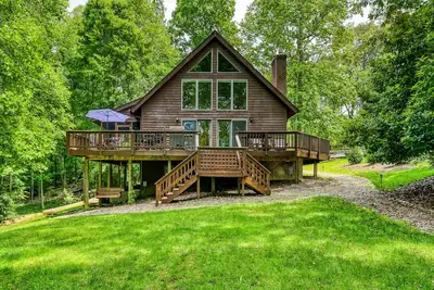 Image de Waterfront cabin with private dock, hot tub, sundeck, outdoor areas, & W/D