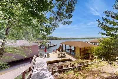 Image de Lakefront house w/waterslide, hot tub, game room, & wood fireplace