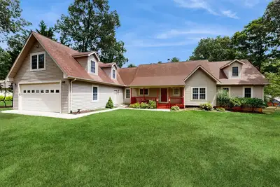 Image de Beautiful retreat with relaxing views, open layout, Ac, hot tub, yard & deck