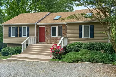 Image de Spacious lakefront house w/ping pong table, fire pit, deck, patio & grill