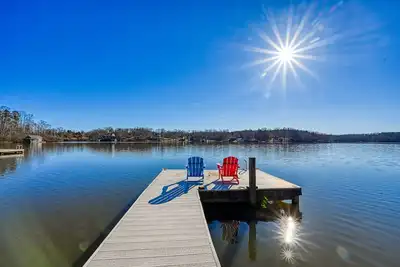 Image de Lakeside retreat with a firepit, dock, deck, hot tub, pool table - dog friendly