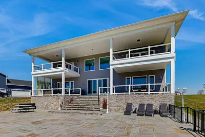 Image de Charming dog-friendly lakefront villa with private dock, firepit, stunning views