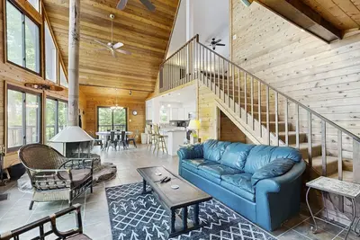 Image de Tranquil lake cabin with private waterfront, modern kitchen, deck & sunset views