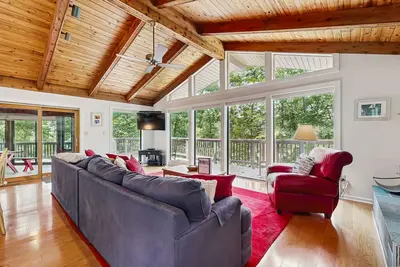 Image de Lakefront Escape with Private Docks, Three-Season Room, and Spacious Bunk Room