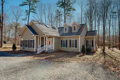 Image de Fun & relaxing getaway with 2 game rooms, fire pits, deck, & more