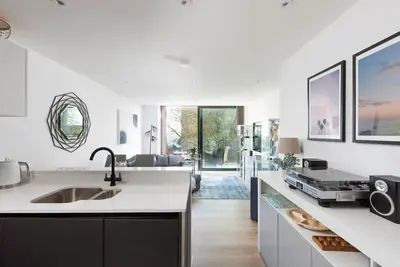 Image de Ocean Breeze - Sea view balcony close to beaches with parking