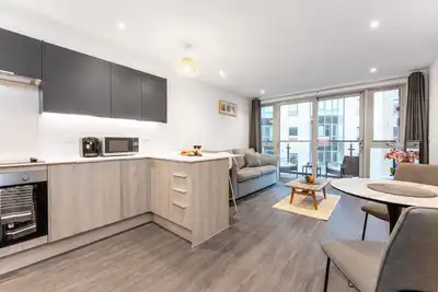 Image de Quayside - Close to restaurants on the Quay, beach and town