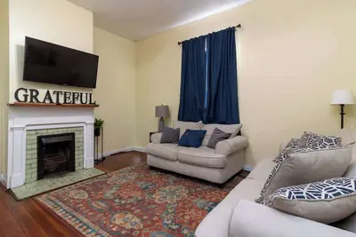 Image de The Sunny Southern Manse Front Unit Walk Downtown