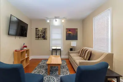 Image de Downtown, Moments from Riverwalk-Broadway Bungalow