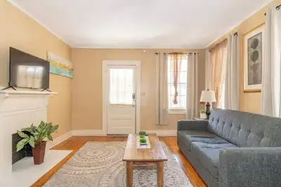 Image de Downtown, Mins to Lakebottom Park-Our Midtown Nook