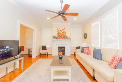 Image de Near Lakebottom Park & Downtown - Parkside Cottage