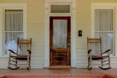 Image de Wrap-Around-Porch & Pet-Friendly- Cozy Uptown Home