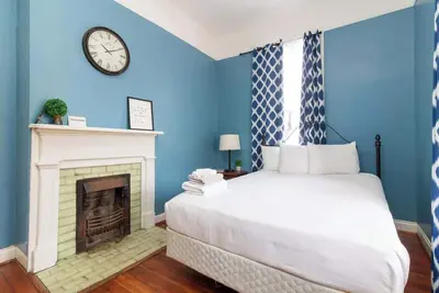 Image de Large Downtown Home - The Sunny Southern Manse