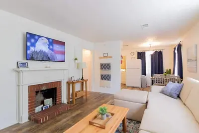 Image de Centrally Located- The Delightful Doubles Unit E