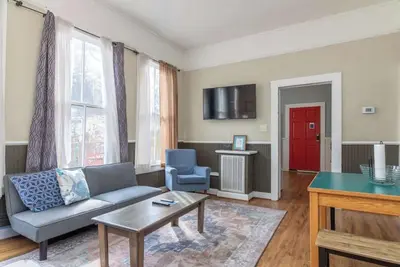 Image de Cozy Downtown Back Unit - The Sunny Southern Manse