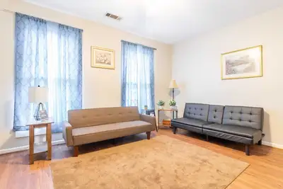 Image de Near Downtown - Sunny Sweetheart Left Unit