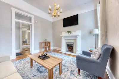 Image de Near Parks, Downtown, & Riverwalk- Midtown Muse | Sleeps 14!