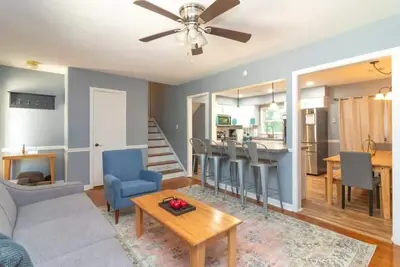 Image de Large Yard with Treehouse! Tri-Level Retreat