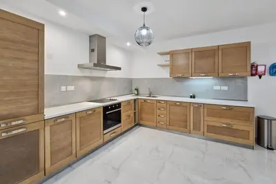 Image de Close to Promenade 2 bedroom modern apartment with nice yard, Family Friendly