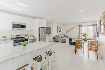 Image de Welcome to paradise! Book your spot, clean, new, pool, parking.