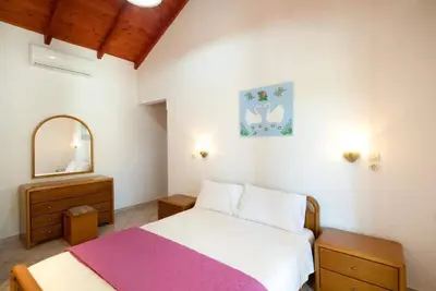 Image de Krista House is a unique family home in a perfect location for a beach holiday.