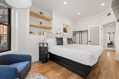 Image de Elegant 1br Plus: Sky-High City Views + King | Suite 9