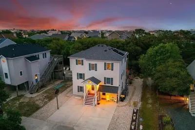 Image de 7 min Walk to Sand Corolla Family Retreat Game Room, Pool, Hot Tub
