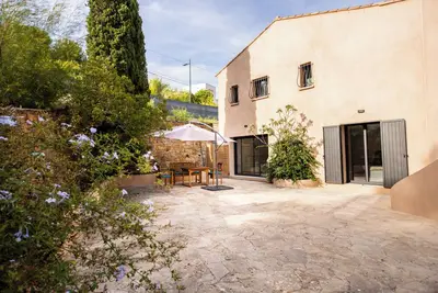 Image de Grande terrasse au calme, parking privé, à 5minutes de la plage et des commerces