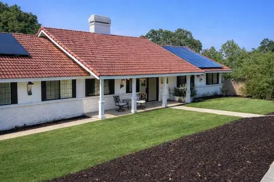 Image de Wine Retreat • Hot Tub • Mini Farm • Yard Oasis