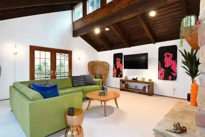 Image de Quiet and Hip Hillside Retreat: All King Beds!