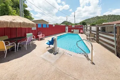 Image de 2 Value-Pack Units w/ Free Parking - Ideal for Family Weekend Adventures