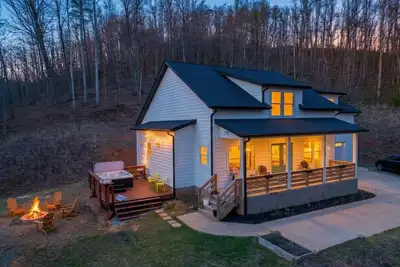 Image de Serene Leicester Cabin 20 Min to Avl, Hot Tub, Fire Pit & Mountain Views