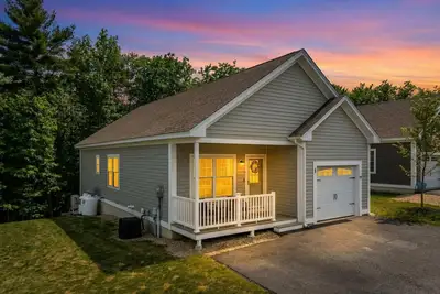 Image de \t\nModern Weirs Beach Escape, Pool, Winnipesaukee