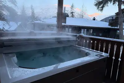 Image de Closest house to the mountain in Girdwood. A true ski in ski out location.