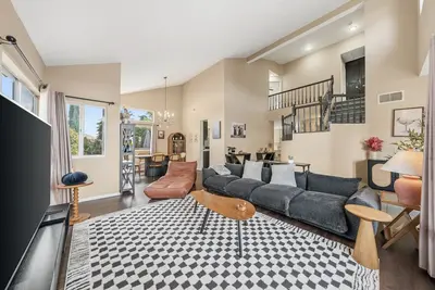 Image de Golden Valley Family Home on Via Montalvo #42546