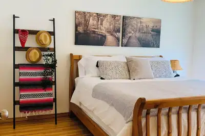 Image de Ac Dual-Suite: 1k+4q beds| Walk UofC | 13m Dt | 16m Airport | Parking+Patio