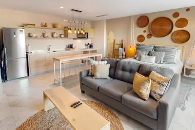 Cozy downtown Studio with Rooftop Pool & Arch/Ocean Views