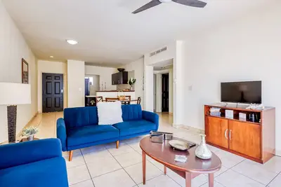 Image de Beautiful condo with a balcony, kitchen, sparkling pools, & fitness center