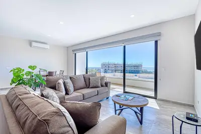 Image de Stunning Oceanfront Luxury Apartment with spacious balcony– Perfect for Families