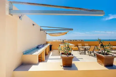 Image de Luxurious mountain-view apartment close to the sea with rooftop sunset views