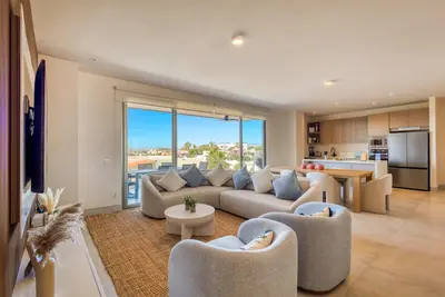Image de Bright coastal condo with ocean-view balcony, gym, pools, Bbq & kid’s park