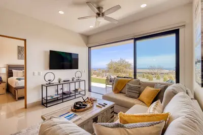 Image de Coastal-luxe apartment with ocean-view patio, resort pool & hot tub