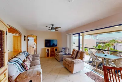 Image de Inviting apartment across from the beach with pool, grill, balcony & golf nearby