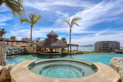 Image de Stylish coastal retreat with breathtaking views, resort pool & private balcony