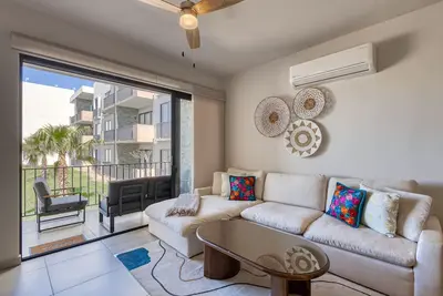 Image de Bright and modern condo w/ balcony, shared pool, a/c, minutes to beach & town