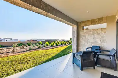 Image de Modern apartment with. ocean view, pool, patio, tennis, & gym