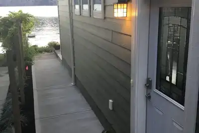 Image de Modern waterfront home on Skaha Lake